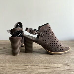 White mountain Heels